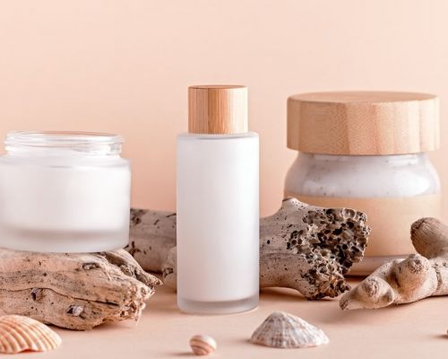 Still life with reusable bottle with scincare cosmetics, facial moisturizer, gua sha beauty roller on podiums with seashells and natural sea decor SSUCv3H4sIAAAAAAAACpRUy27cIBTdV+o/jFh3VMzD4C676K7qB0RdYHNnTMOYkcGpoij/XoyNw0yUSboz5577ONyDnz5/2u1Qq7zp0Lfd03yKZ2Pt5MOognFDhPGXFR9h0DCWyMNIa1wCoE1wo1G2BFsVun5QJ4jgMFk7w88piHxQYfLgi+4azs6bcO5dcDNOcxnfTyHA6IPr7ku8InQ8lIAeQZ18MKnhhrbmmFJT4TKgtGthq1oM16kAx6jmYrx8WXfLeZcDKRgzYgh9BzWFx68/lO/nK1wbLSKmdmb8NL4Da9UAbvIox5e+bxT91f6BLvj/qLZ8/N50HmHoHmcpz4XIESyoZQN3CxXd/43XfEqiV5KatHHFJTy4Ttm0nKLSeTSdGY5Fmgt98ktO69w0hHEeAVWCZyXIOndWrZ23dYhlIeO98j5m6IyXq4kGdaei1eBC0oCWqkjH3aU+lAhKKa5YLQWXrMGodF5vYp00UZ5xOlunNMxNtyW88mRVEyk5a2i9bePanguFY5KfQeHUHKPyJXZh2kyoyQvh2r8rp8LZyNdW3gj1Es/uml1zMnHWj2jkktdvCmhY9Z7+huPbGhsp39NY44rc1BgJyYir57d/S+QYfevfgljDYwFM2WbGLBG14KQkFZYYY7q65rVMRDBhRLCa1BvlQiYiRBAheCO2+LVKxEgjCBby5UlciEQsOkFyjEl626s8M68P4YMSHDjea83onjEh9+0BxL6rIFq/lQdRQ8x6/gcAAP//AwAD/CJJ6gUAAA==